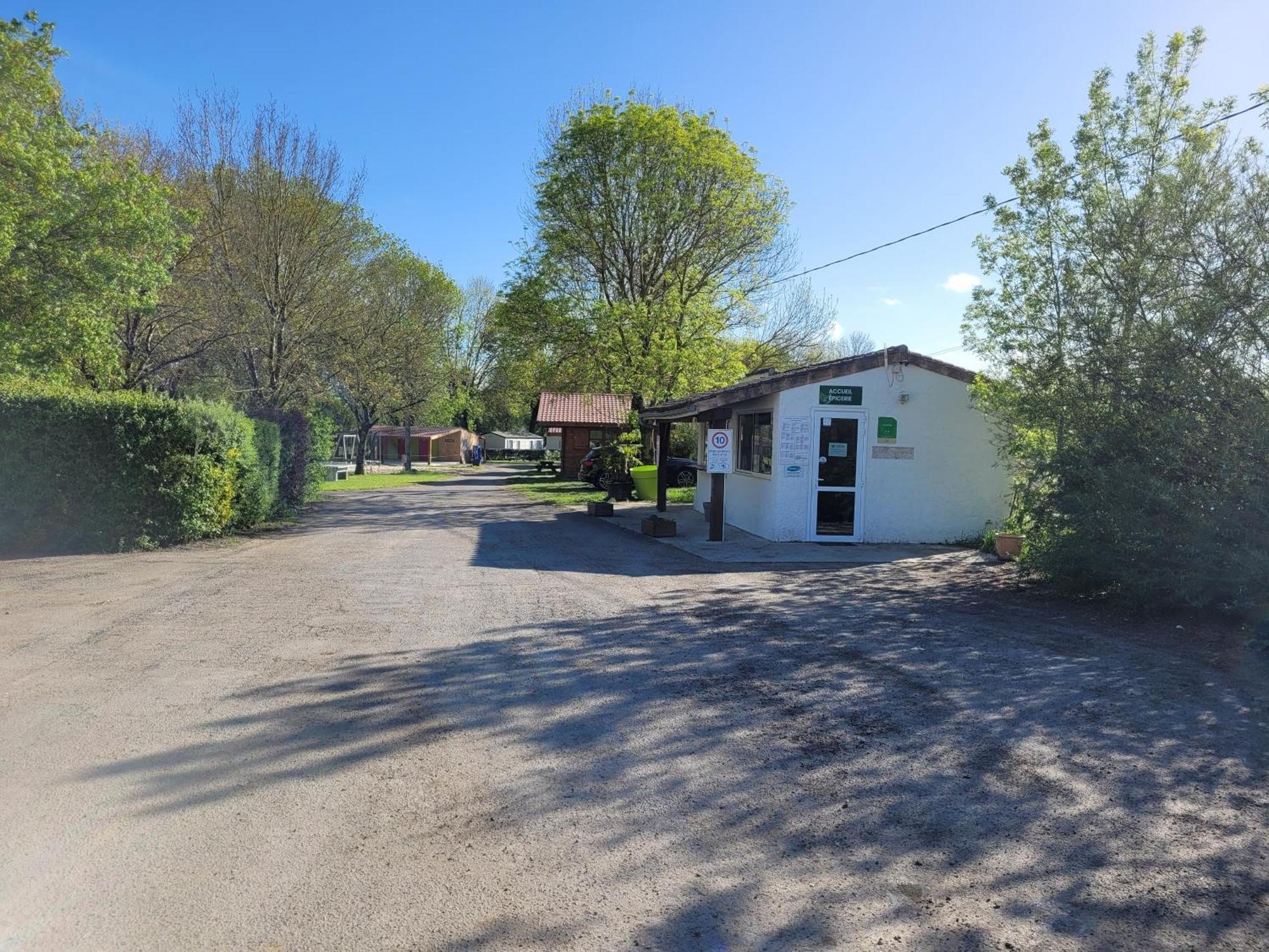 Hotel Camping Les 2 Salamandres à Arces-sur-Gironde Extérieur photo